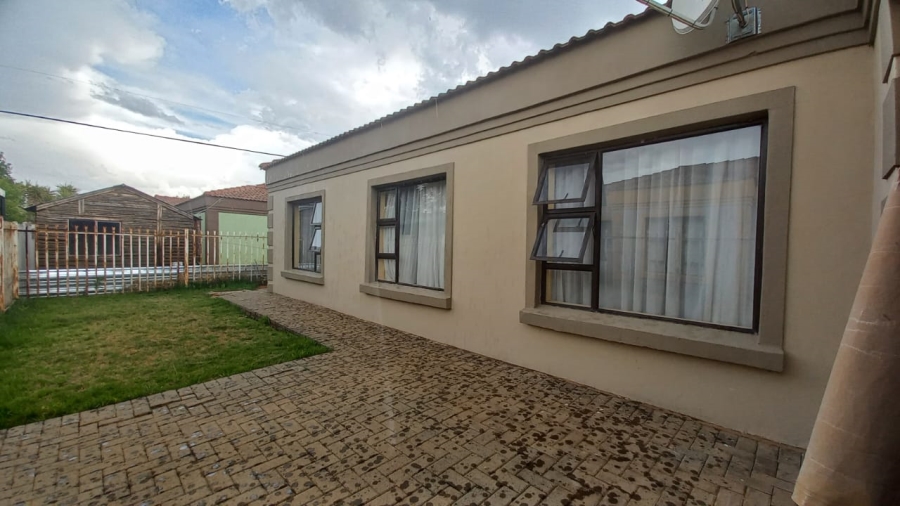 To Let 4 Bedroom Property for Rent in Mandela View Free State